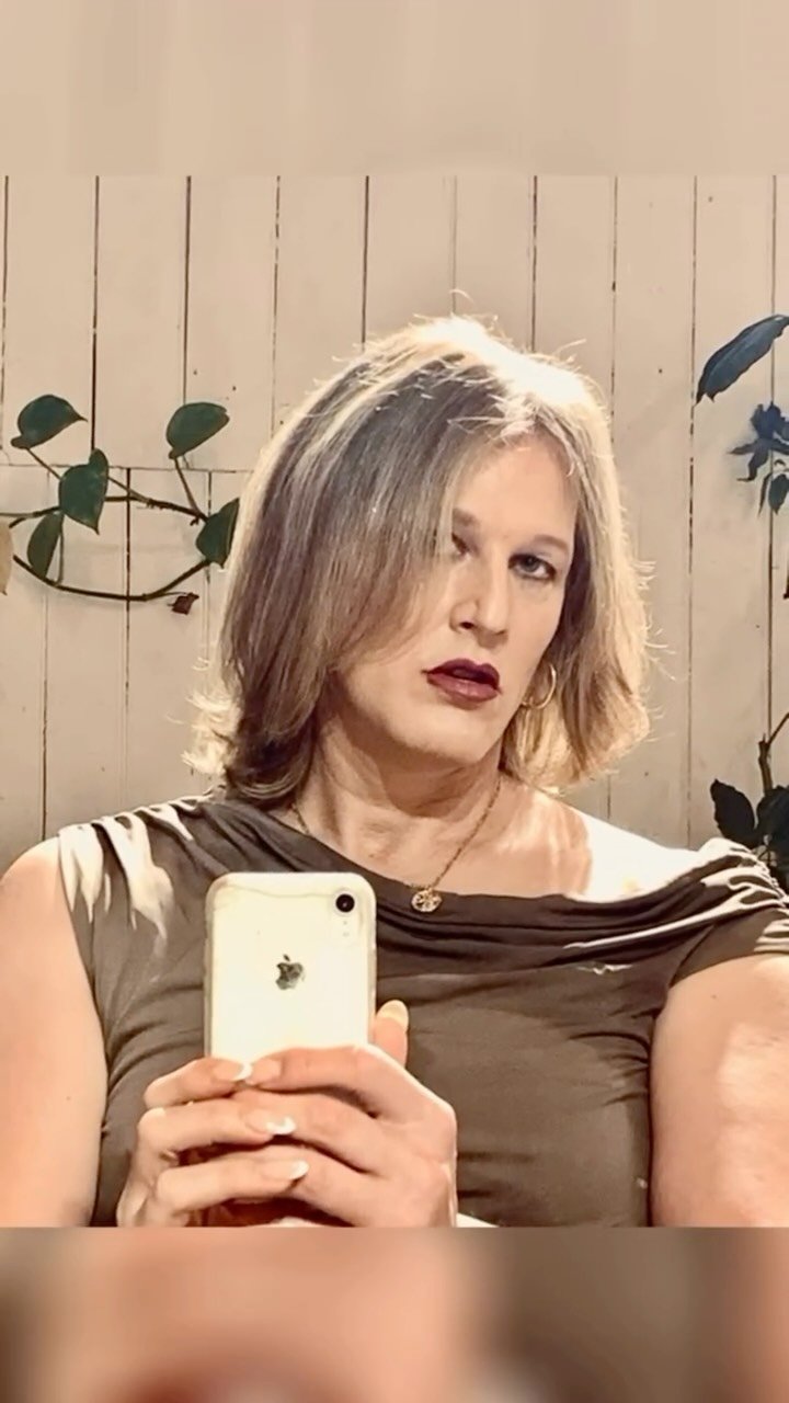 OMFG first evva balayage I decided to change my life today 😁💋 
credit to @3ludoeshair at @bluetitacademy 
Becoming ongoing 🫶

Actually wearing the bleach queen crown is the literal teenage wet dream came tru